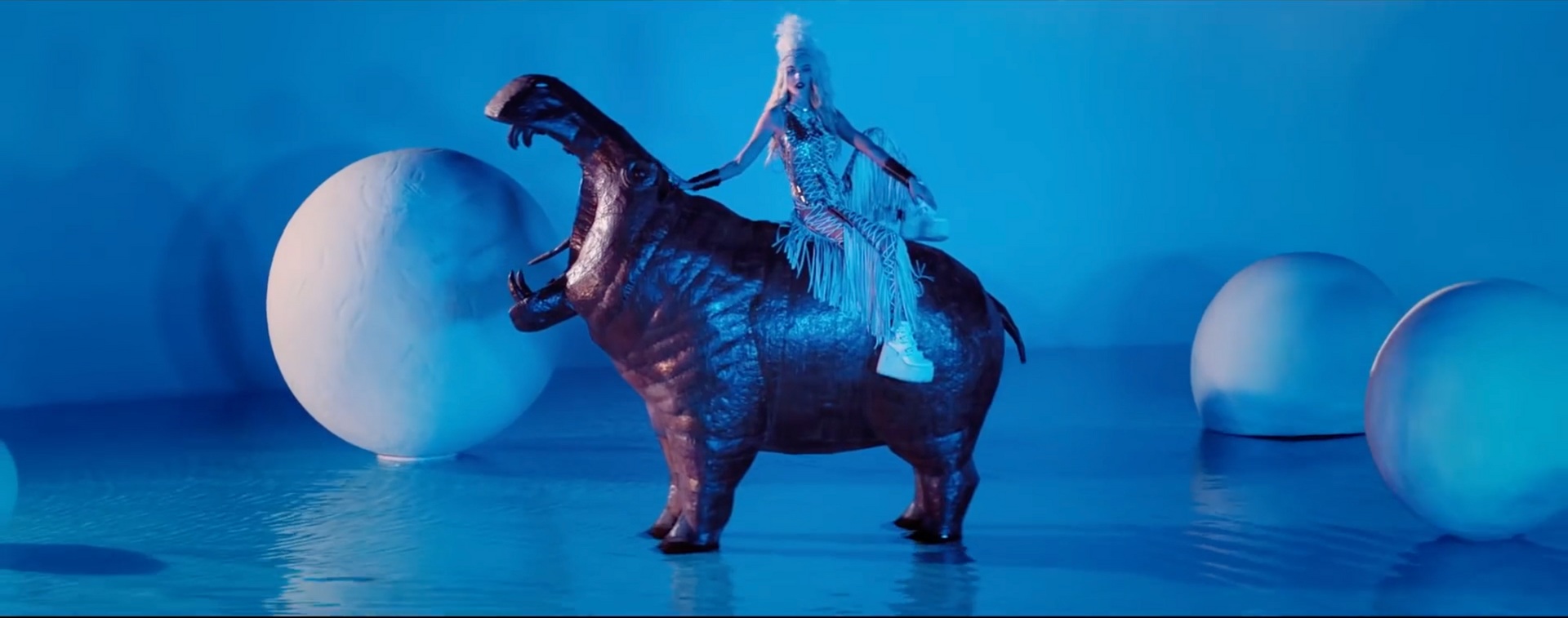Baila Baila Baila — selected frame 9